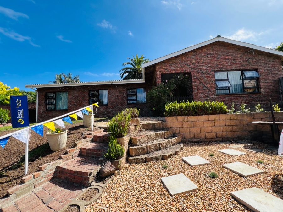 4 Bedroom Property for Sale in Twee Rivieren Western Cape